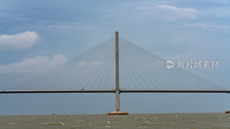 港珠澳大桥海上拍摄的壮观景象