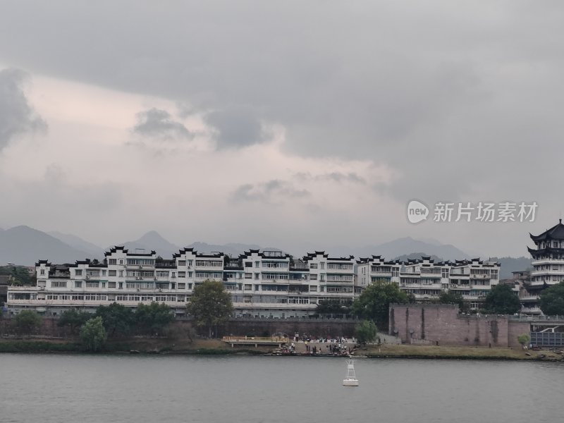 水边徽派建筑风格的房屋远景