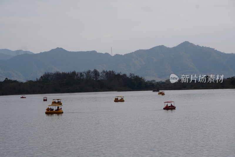 清远宝晶宫天鹅湖划船场景