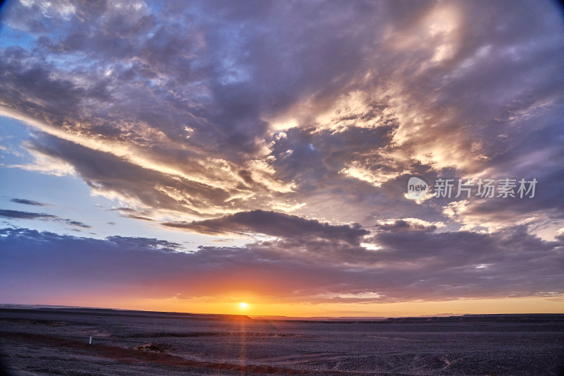 夕阳下的大海道无人区