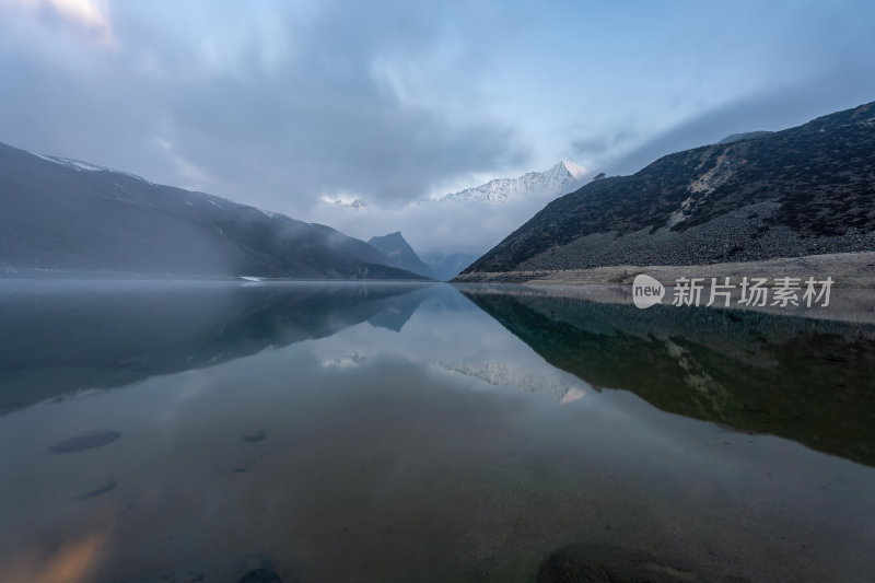 西藏山南洛扎秘境库拉岗日雪山湖泊壮丽景色