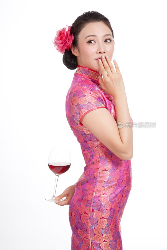 棚拍身穿中国传统服装的年轻女人端酒杯