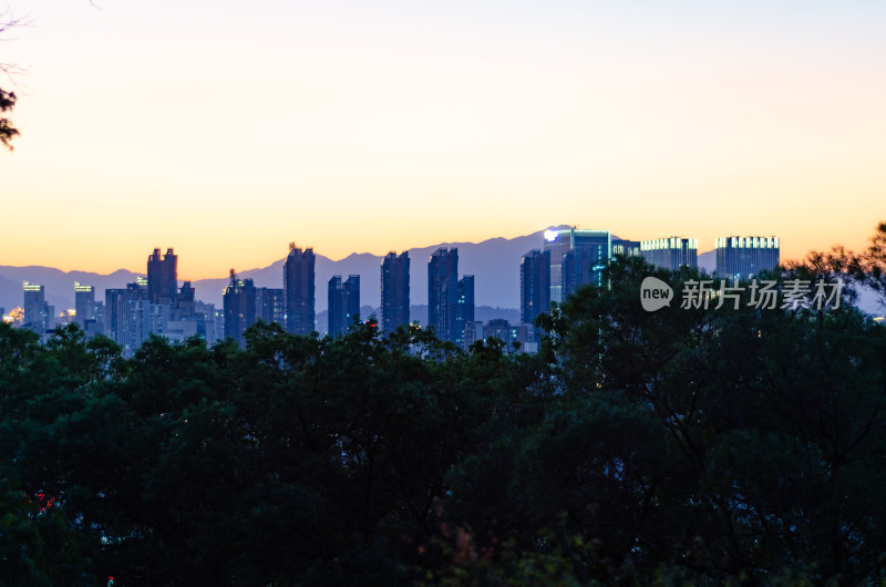 福州乌山风景区俯瞰落日余晖下的城市天际线