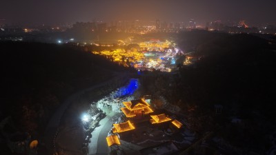 航拍山东威海华夏城景区春节花灯打铁花