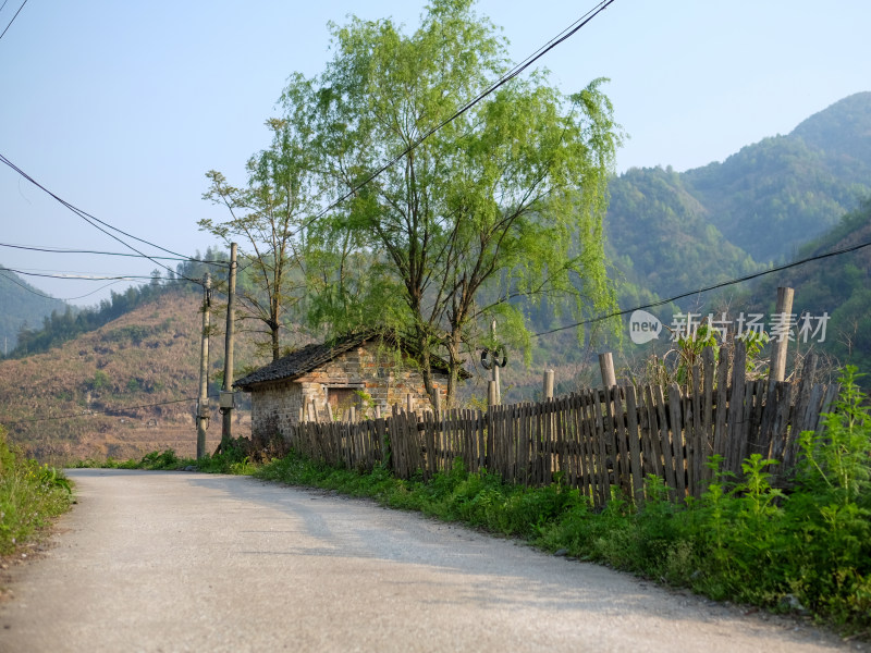 咸宁乡间小路旁的石屋与木栅栏