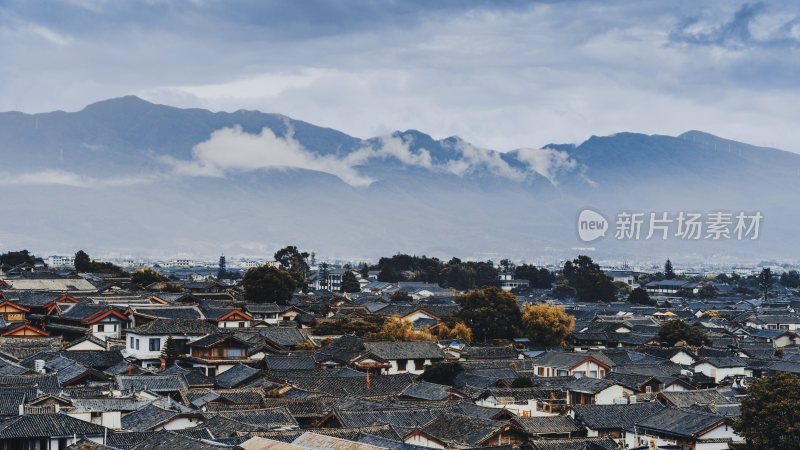 云南丽江市古城区-山川背景的丽江古城