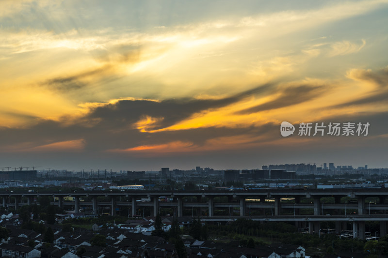 日落时分城市高架桥与建筑的景观