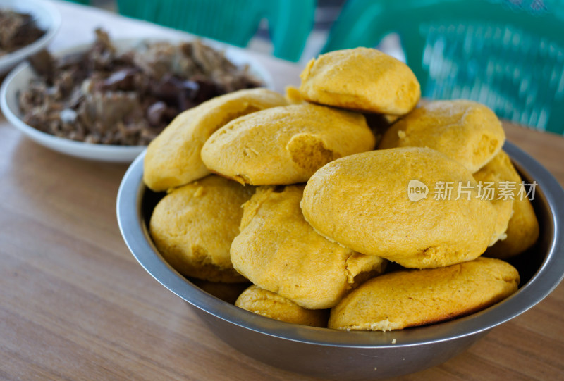 东北农家菜玉米面饼子