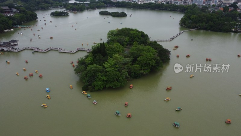 广东惠州：五一黄金周期间西湖湖上游船众多