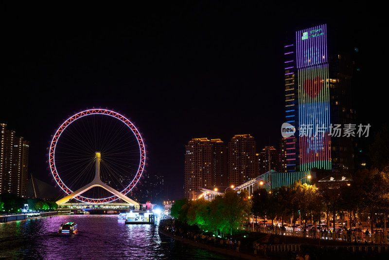 夜晚河流上的天津之眼摩天轮夜景