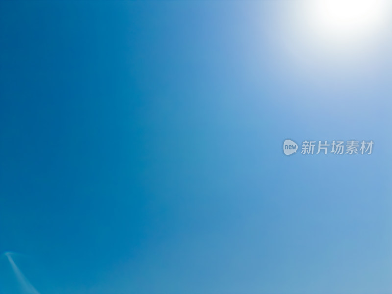 无人机高空航拍蓝色天空和太阳