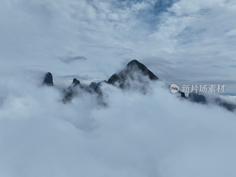 远景航拍云海之中的大山顶峰如同仙山圣堂山