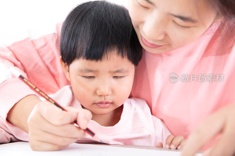 年轻妈妈教孩子如何画画