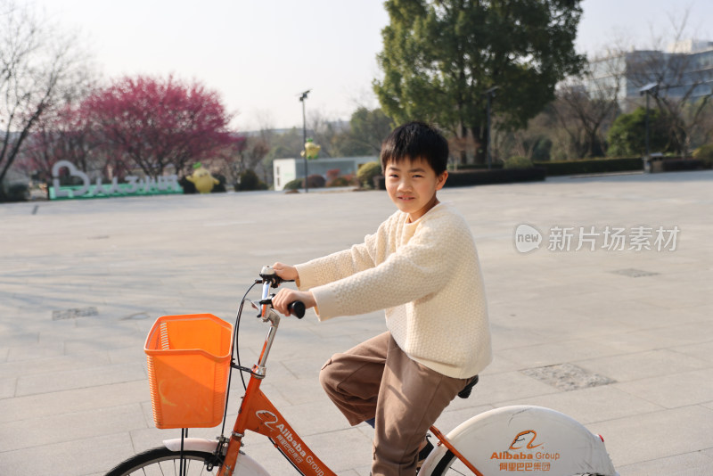 在阿里巴巴西溪园区骑自行车的中国小男孩
