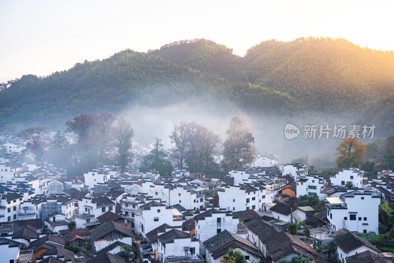 航拍江西婺源石城徽派建筑秋色枫叶村庄日出