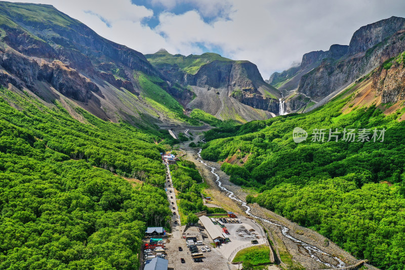 壮观的火山瀑布