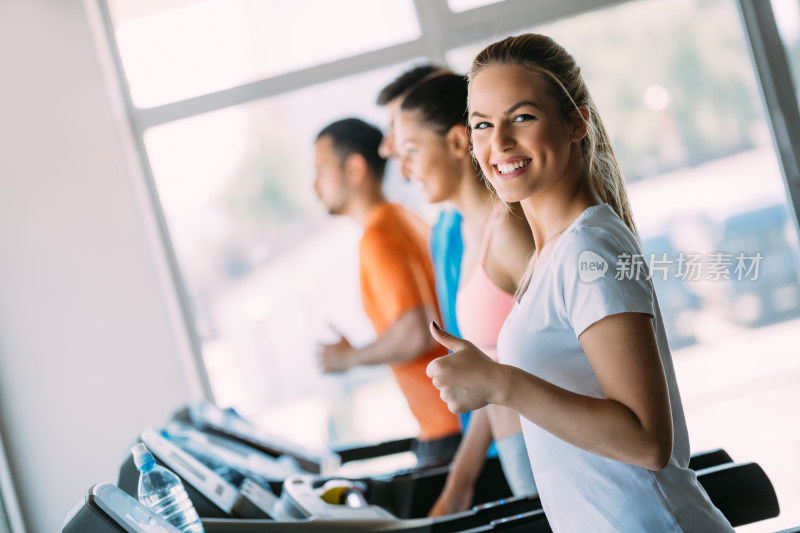 健身房中跑步的男女