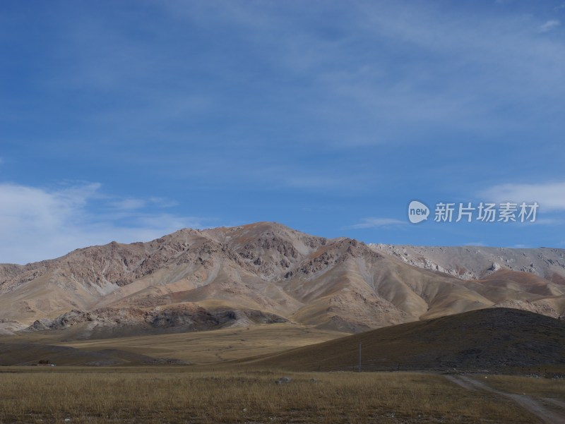 晴天新疆雪山风光