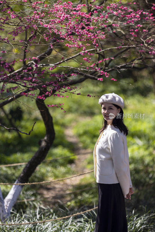 年轻女子春天踏青踏春赏花赏梅梅花