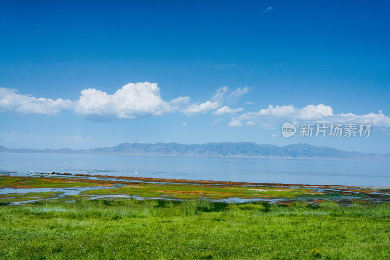 新疆大草原山脉湖泊湖水自然风光