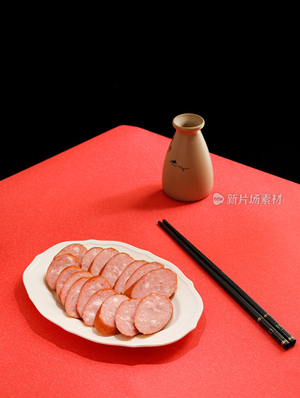 餐桌上的一盘子哈尔滨红肠
