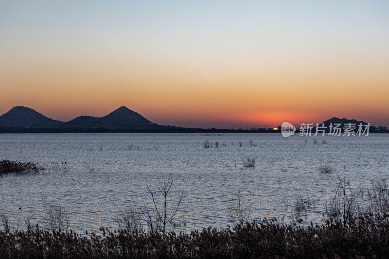 山东济宁邹城孟子湖湖面日落景观