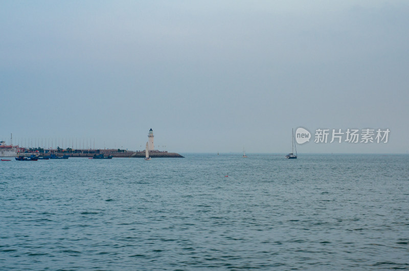 海上灯塔远景展现宁静海景