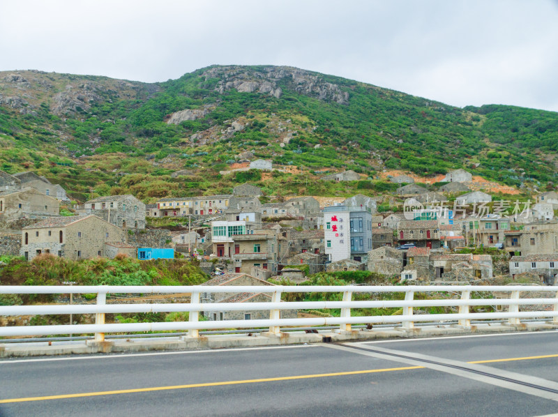 中国福建福州平潭岛环岛路旁的古厝风光