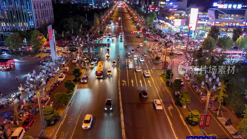 俯拍城市夜景交通车辆行驶航拍图