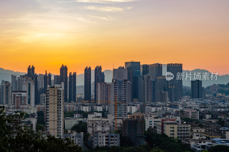 福建福州乌山风景区俯瞰夕阳下的城市天际线