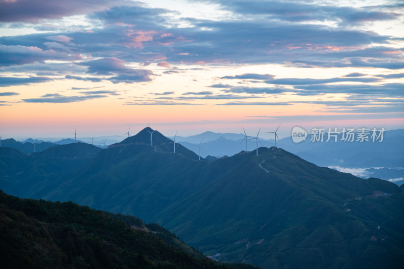 山间风力发电机与壮丽天空