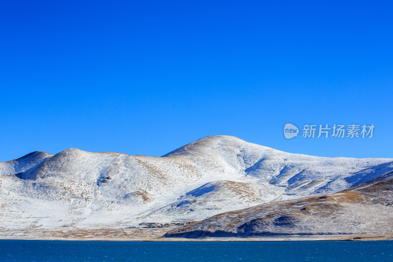 中国西藏羊卓雍措湖羊湖冬季雪景