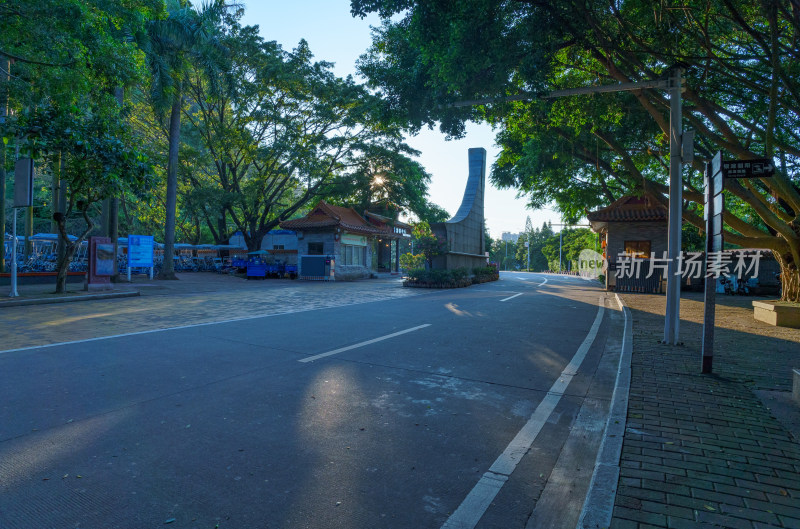 广州南沙天后宫旅游景区大门入口雕塑与公路