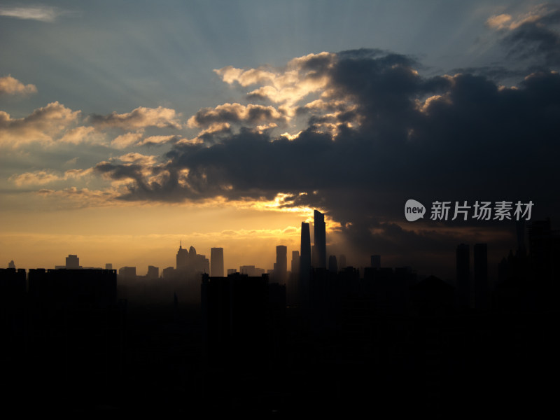 广州双塔沐浴在丁达尔效应的晨光中