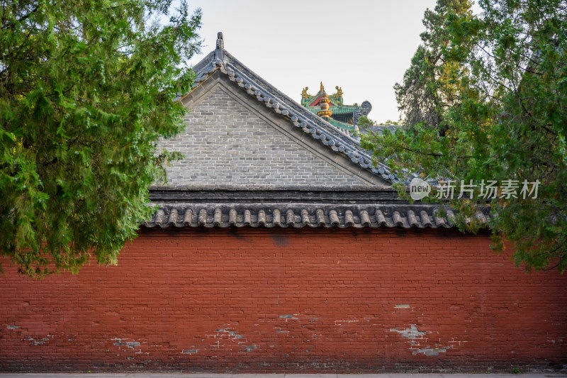 河南登封少林寺清晨日出时山门风光