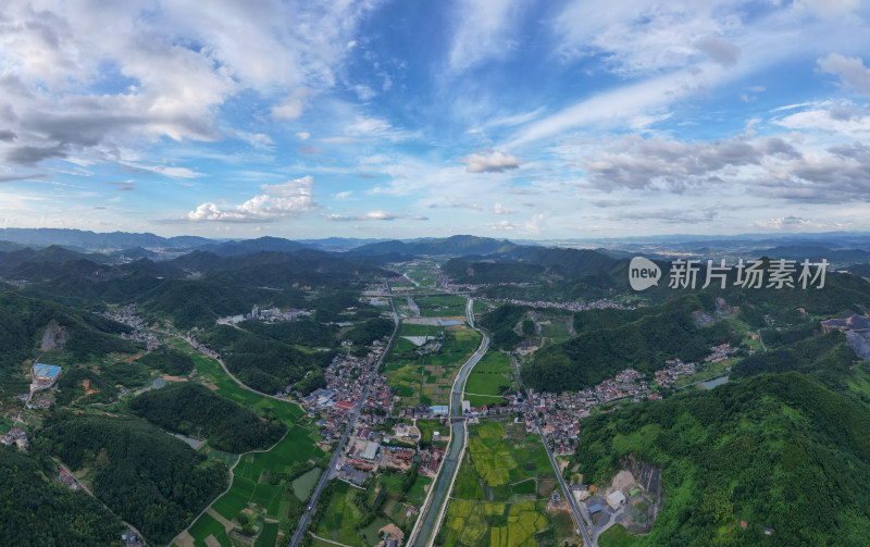 航拍蓝天白云下的青山乡村全景风光