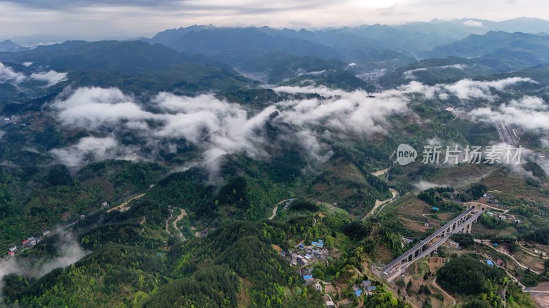 重庆酉阳：雾漫缭绕美青山