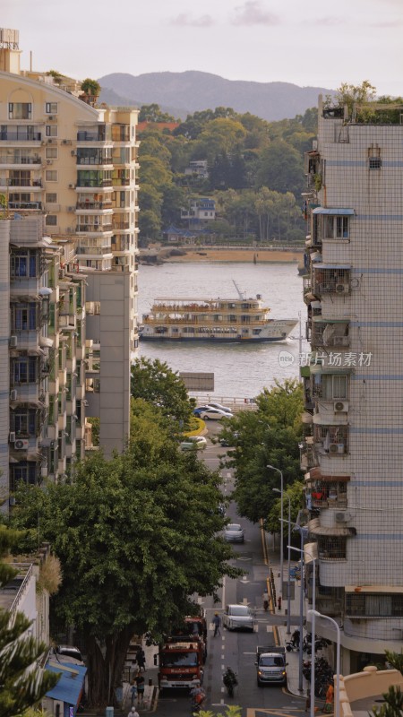 城市街道与河上观光船景观