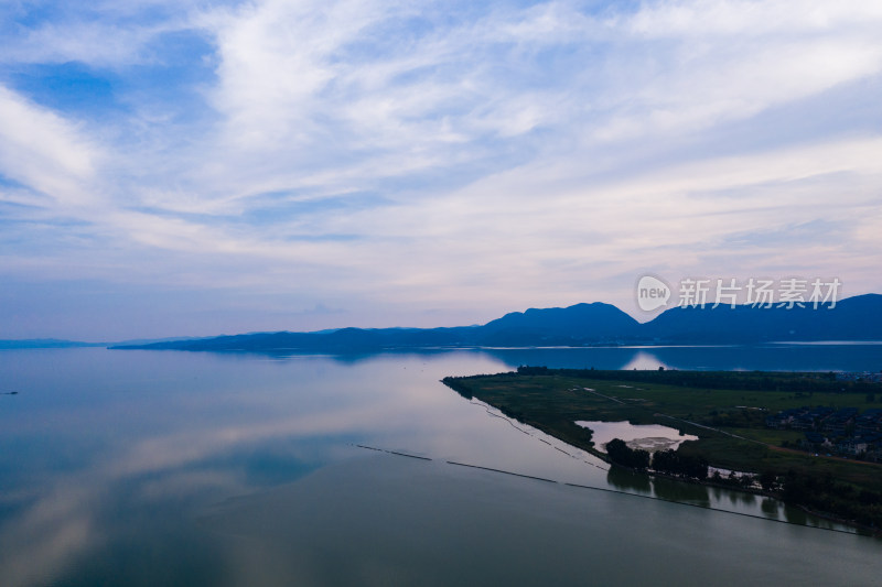 蓝天白云下的城市湖景