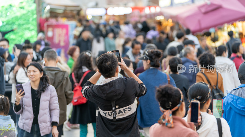 中秋节假期在中国新疆国际大巴扎游玩的游客