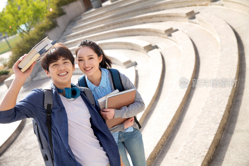 快乐的青年大学生情侣