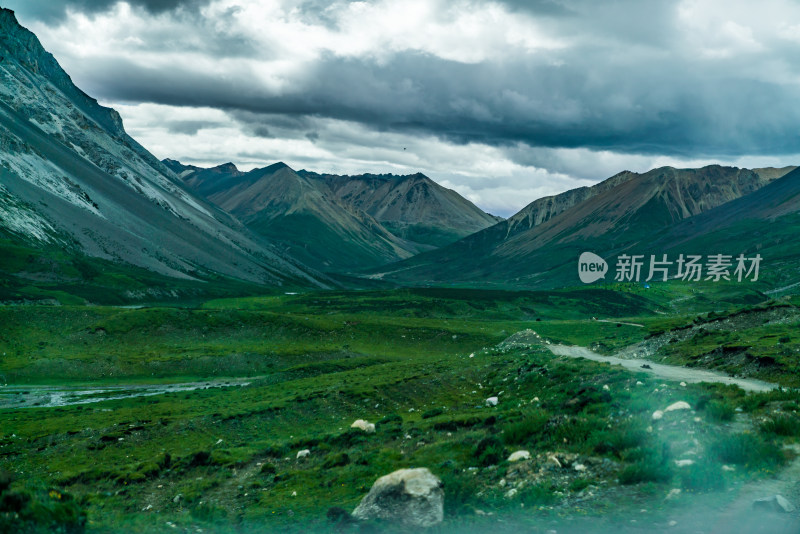 中国西藏萨普神山后的风景