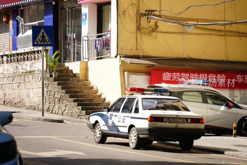 街道边停放的公安警车