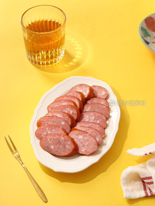 餐桌上的啤酒和一盘子哈尔滨红肠