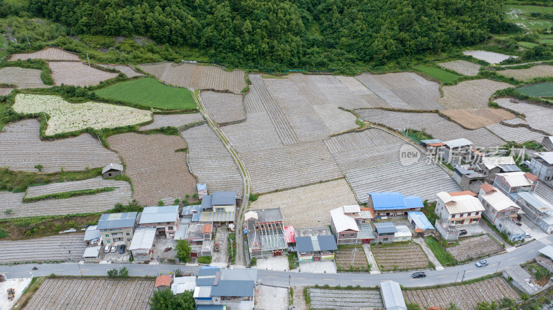 川西阿坝理小路自驾途中的理县朴头镇罗沟村