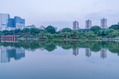 佛山千灯湖公园湖泊树林与城市高楼建筑