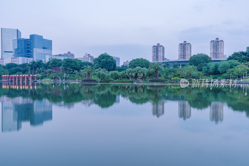 佛山千灯湖公园湖泊树林与城市高楼建筑