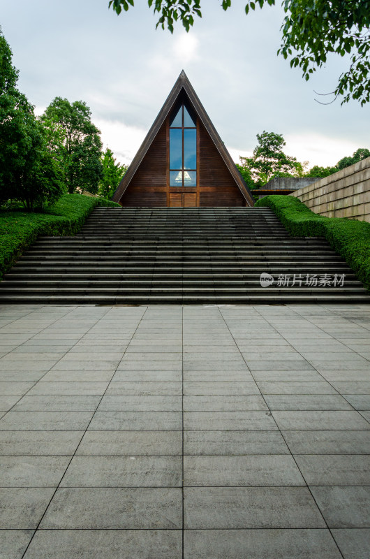 三角屋顶建筑前的台阶远景画面