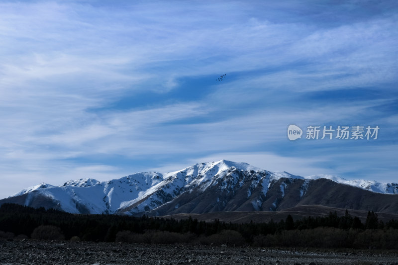 雪山与蓝天白云自然景观