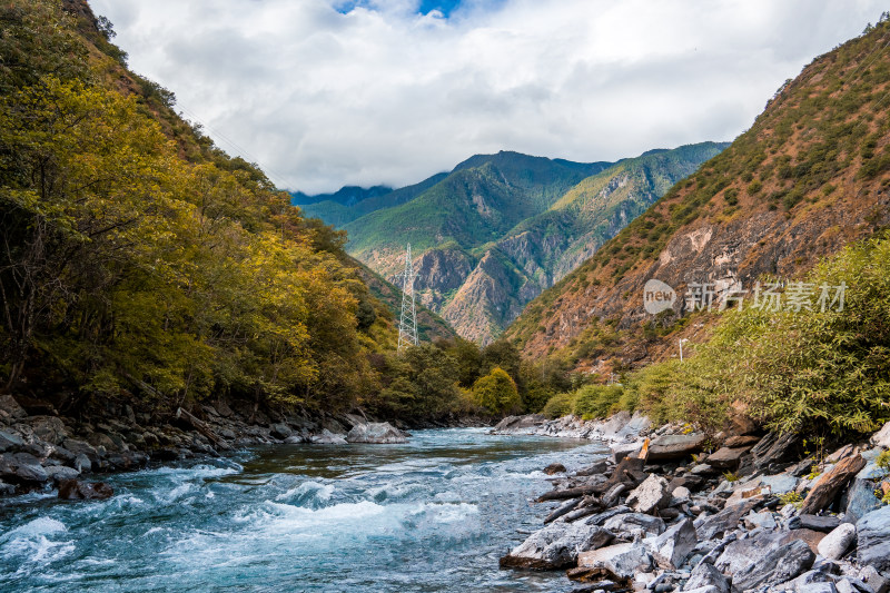 山间河流奔腾，两岸绿意盎然的美景